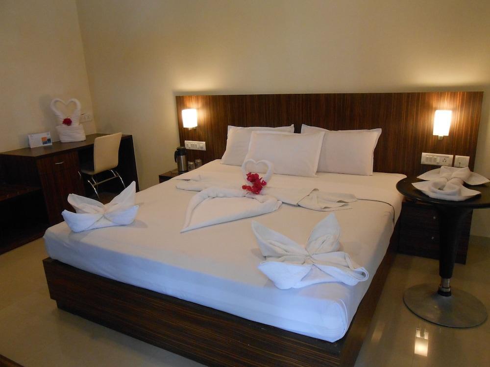 Jade Beach Resort Tirupporur Exterior photo